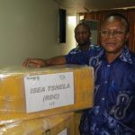 Remise du Don au représentant de l'ISEA Tshela RDC
